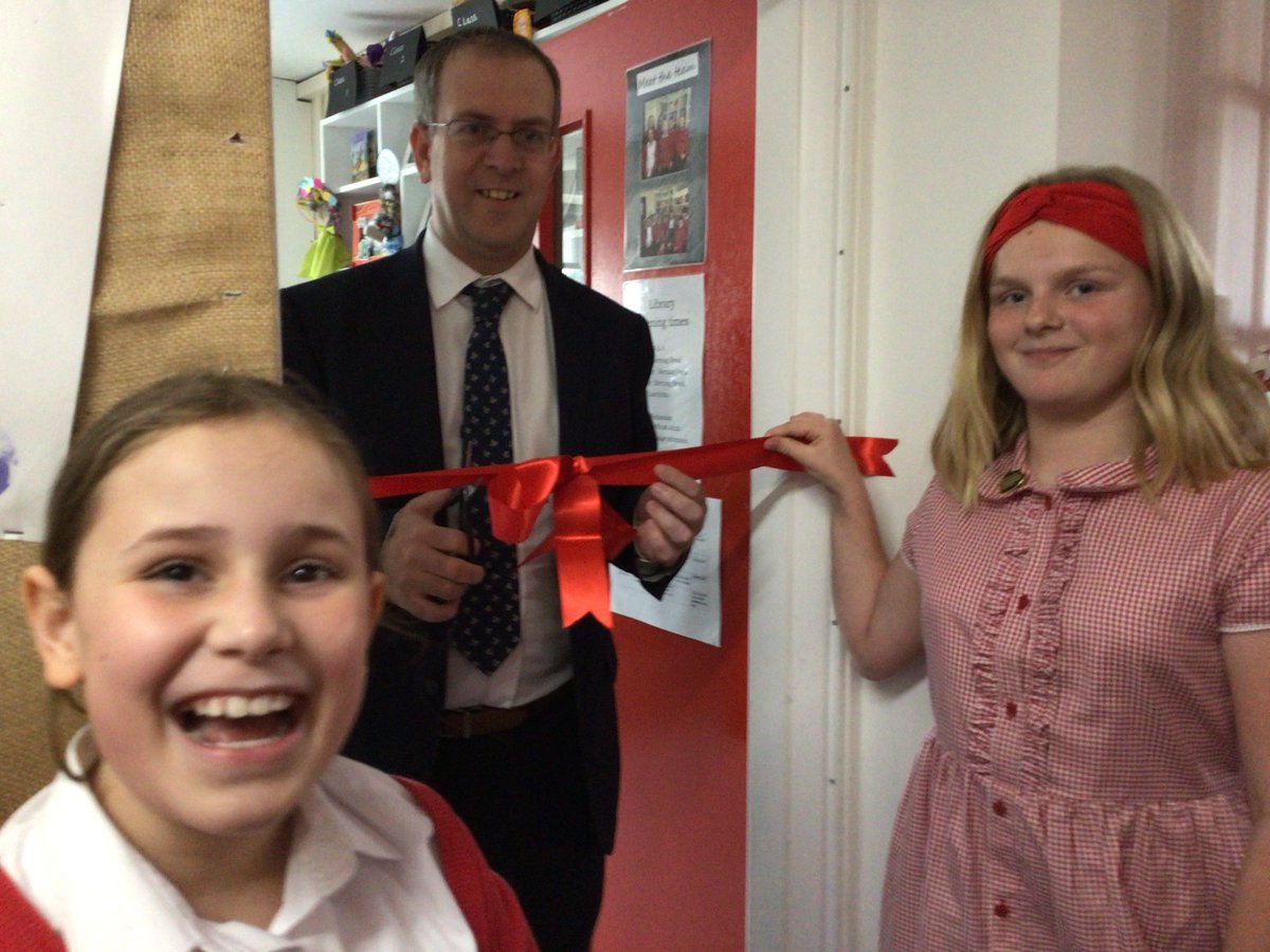 ParmjitAtwal's tweet photo. We have had a brilliant time officially opening our new library with Mr Crawford and our excellent librarians! @CrawfordMatt77 @embarkfed #lovelearninglovelife https://t.co/eV2E50XCEd