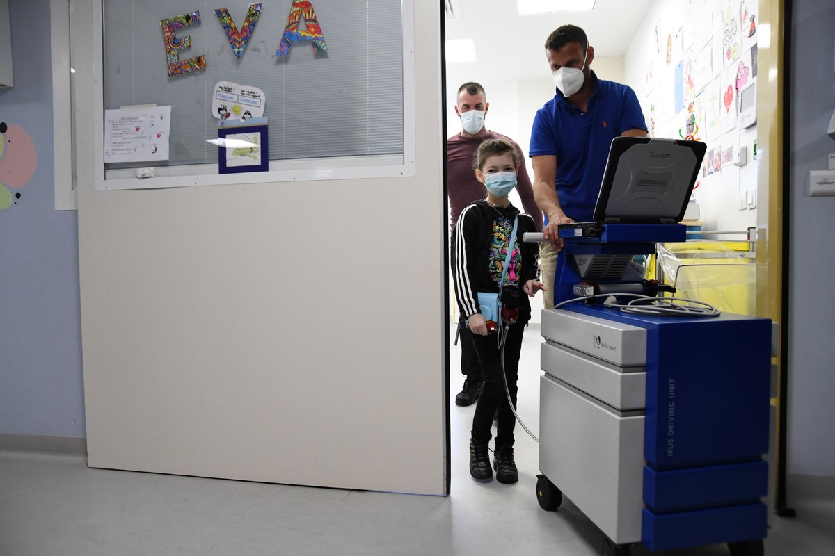 aphm_actu's tweet photo. Grâce à la mobilisation sans faille des équipes de l'AP-HM, Eva, âgée de 7 ans, hospitalisée dans le service de cardiologie pédiatrique a pu aller déjeuner au palais du Pharo et profiter du temps magnifique. Bravo aux équipes  ! https://t.co/pEf58pBtGW