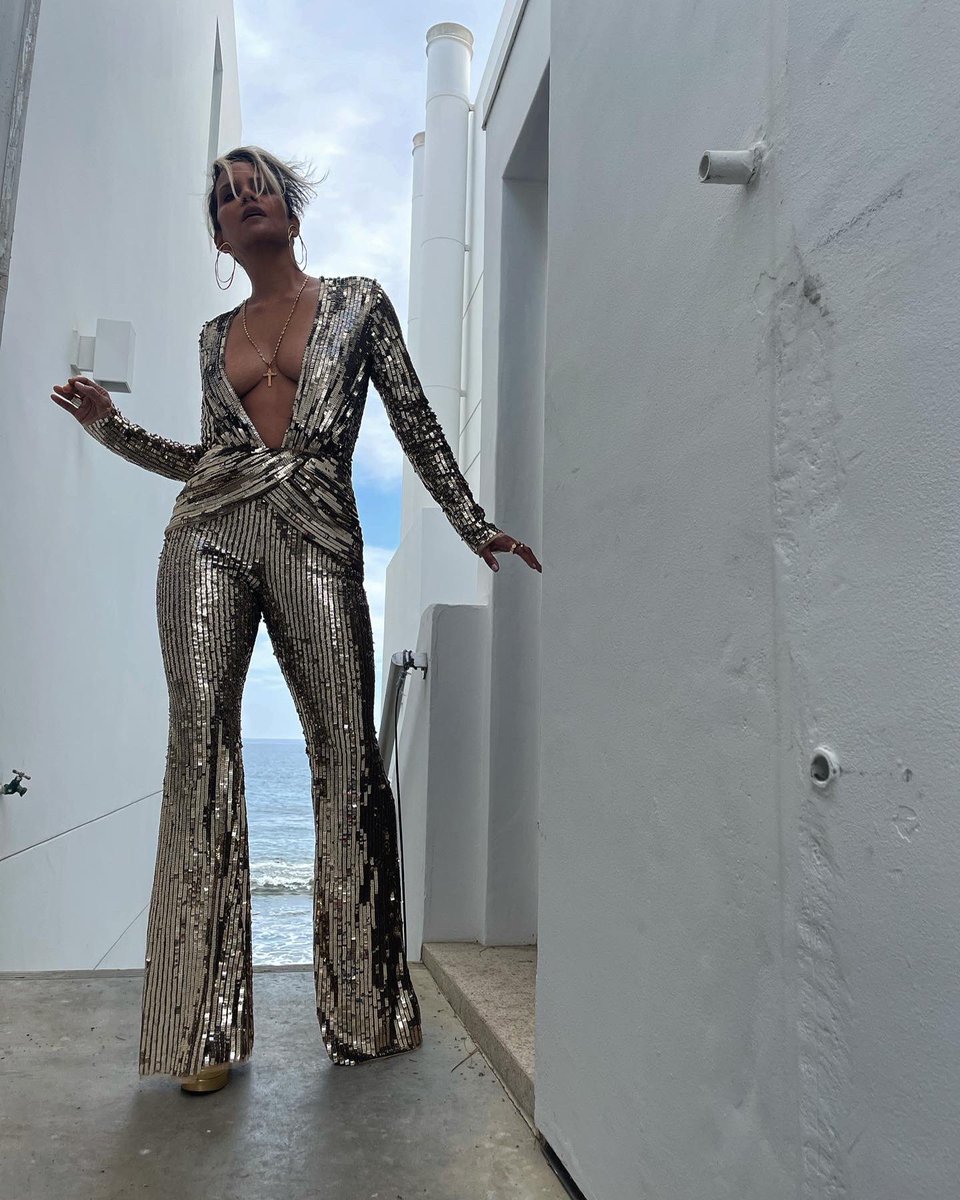 halleberry's tweet photo. life ain’t always perfect but this damn jumpsuit is 👏🏽 https://t.co/CTqlyZwfE5