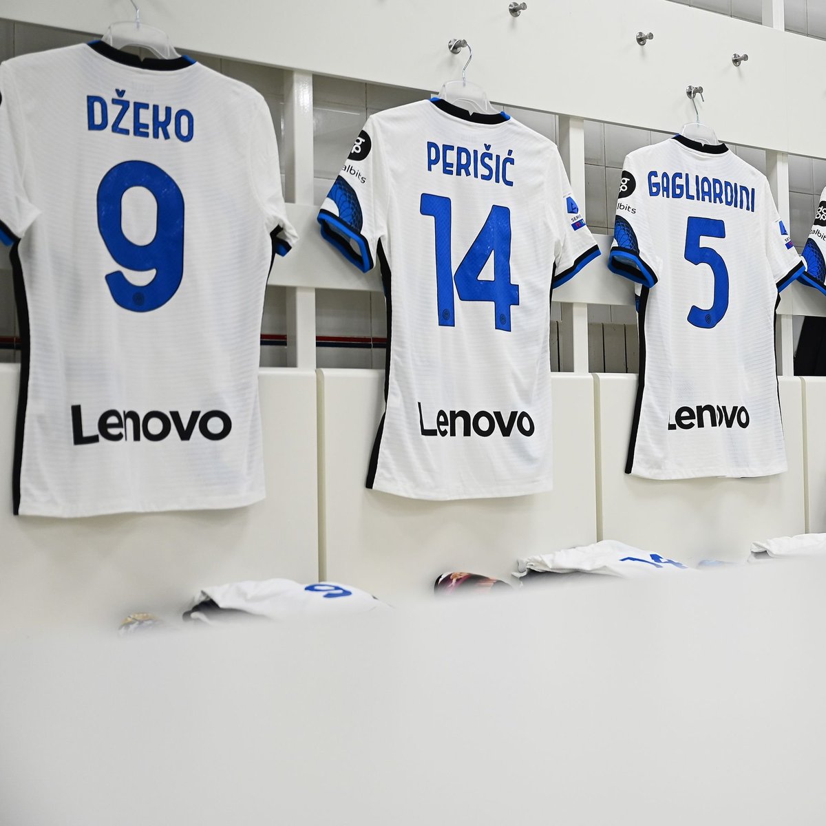 Inter's tweet photo. 👕 | SPOGLIATOIO

💪 Tutto pronto per #BolognaInter 🐍

@Lenovo @lenovoitalia #InterXLenovo

#FORZAINTER ⚫️ 🔵 https://t.co/AqJC34lA99
