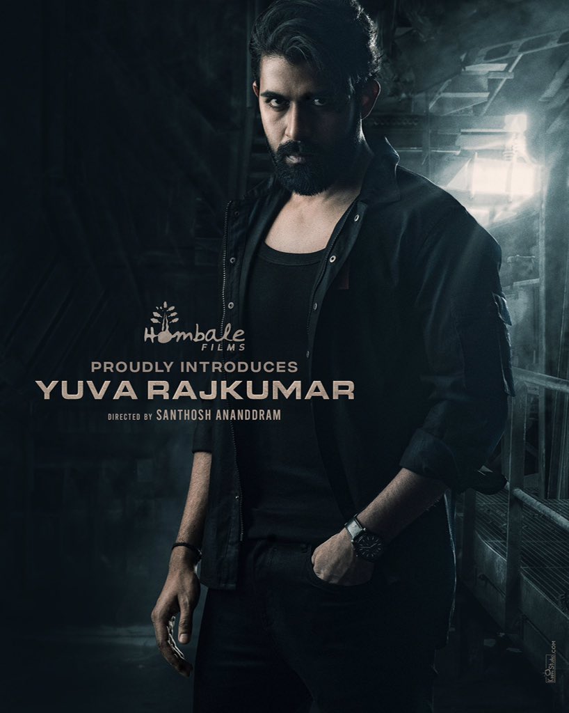 HityaFlop_MW's tweet photo. The legacy continues.. #IntroducingYuvaRajKumar
The producers of #KGF & #KGF2 @hombalefilms will launch #YuvaRajkumar in #Salaar.
@yuva_rajkumar is a grandson of legendary #DrRajkumar and nephew of #PuneethRajkumar.
Directed by @SanthoshAnand15. https://t.co/lhVjJSGTG2