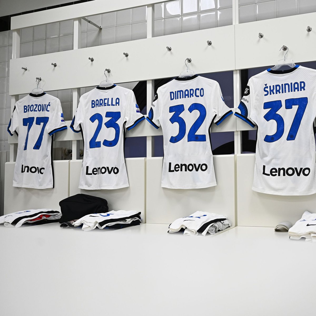 Inter's tweet photo. 👕 | SPOGLIATOIO

💪 Tutto pronto per #BolognaInter 🐍

@Lenovo @lenovoitalia #InterXLenovo

#FORZAINTER ⚫️ 🔵 https://t.co/AqJC34lA99