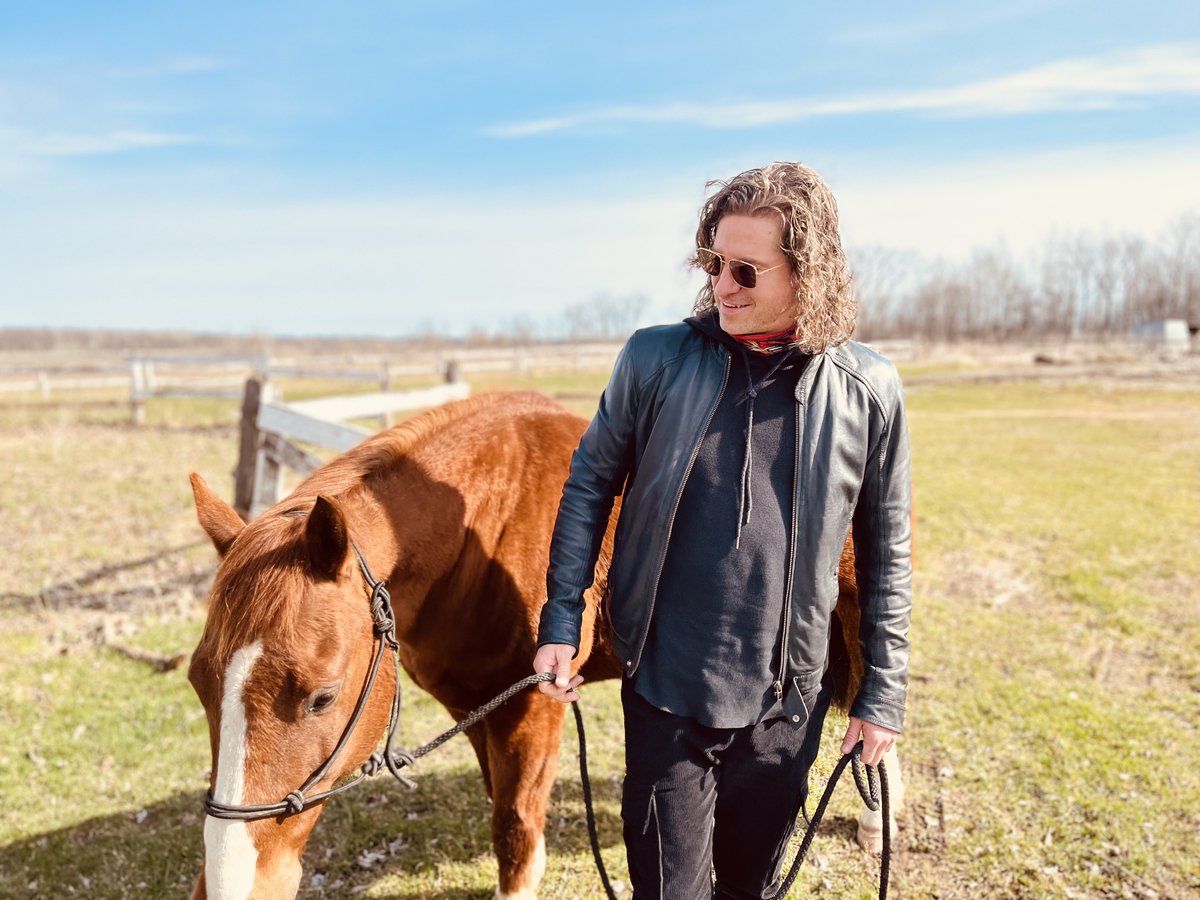 Demain, je vous amène dans les coulisses de mon nouveau vidéoclip pour 𝗚𝗮𝗿𝗱𝗲-𝗺𝗼𝗶. 🐴

--

Tomorrow, I’ll bring you behind the scenes of my new music video for 𝗚𝗮𝗿𝗱𝗲-𝗺𝗼𝗶. 🐴