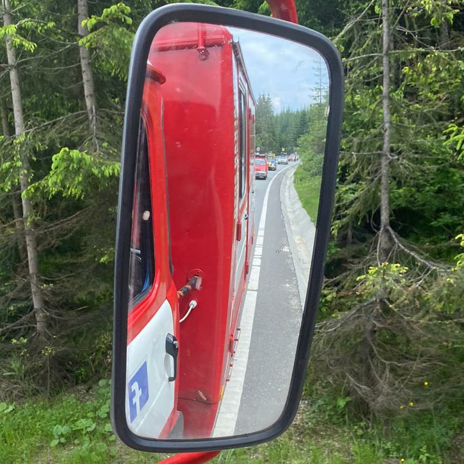 KKutacova's tweet photo. @JanLefner Ze bych pretahla zpravodajstvi o nejrychlejsim aute na svete (vzdy prvni v kolone) i na twitter? #aviou https://t.co/fn7XODkTCR