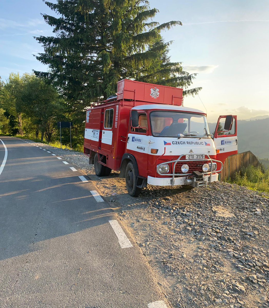 KKutacova's tweet photo. @JanLefner Ze bych pretahla zpravodajstvi o nejrychlejsim aute na svete (vzdy prvni v kolone) i na twitter? #aviou https://t.co/fn7XODkTCR