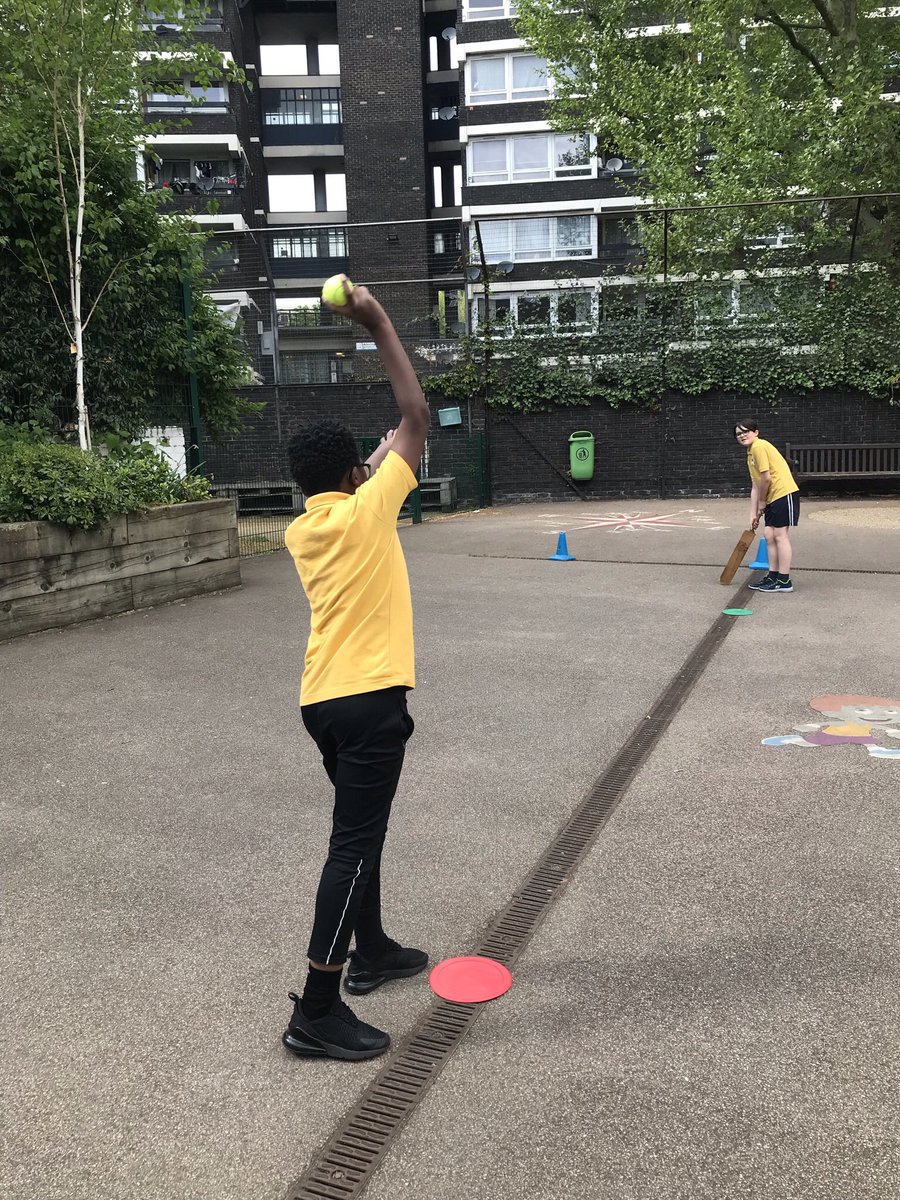 SjtdprimaryP's tweet photo. Year Six learning how to bowl in cricket. Great effort Year Six! @SJTDPrimary https://t.co/SBIP8YypWU