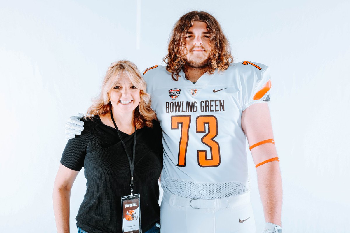 After a great talk with <a href="/CoachHedden/">Chris Hedden</a> I am proud to announce I have received an offer from Bowling Green State University @CHaaseBGSU @CoachCirinoSHS