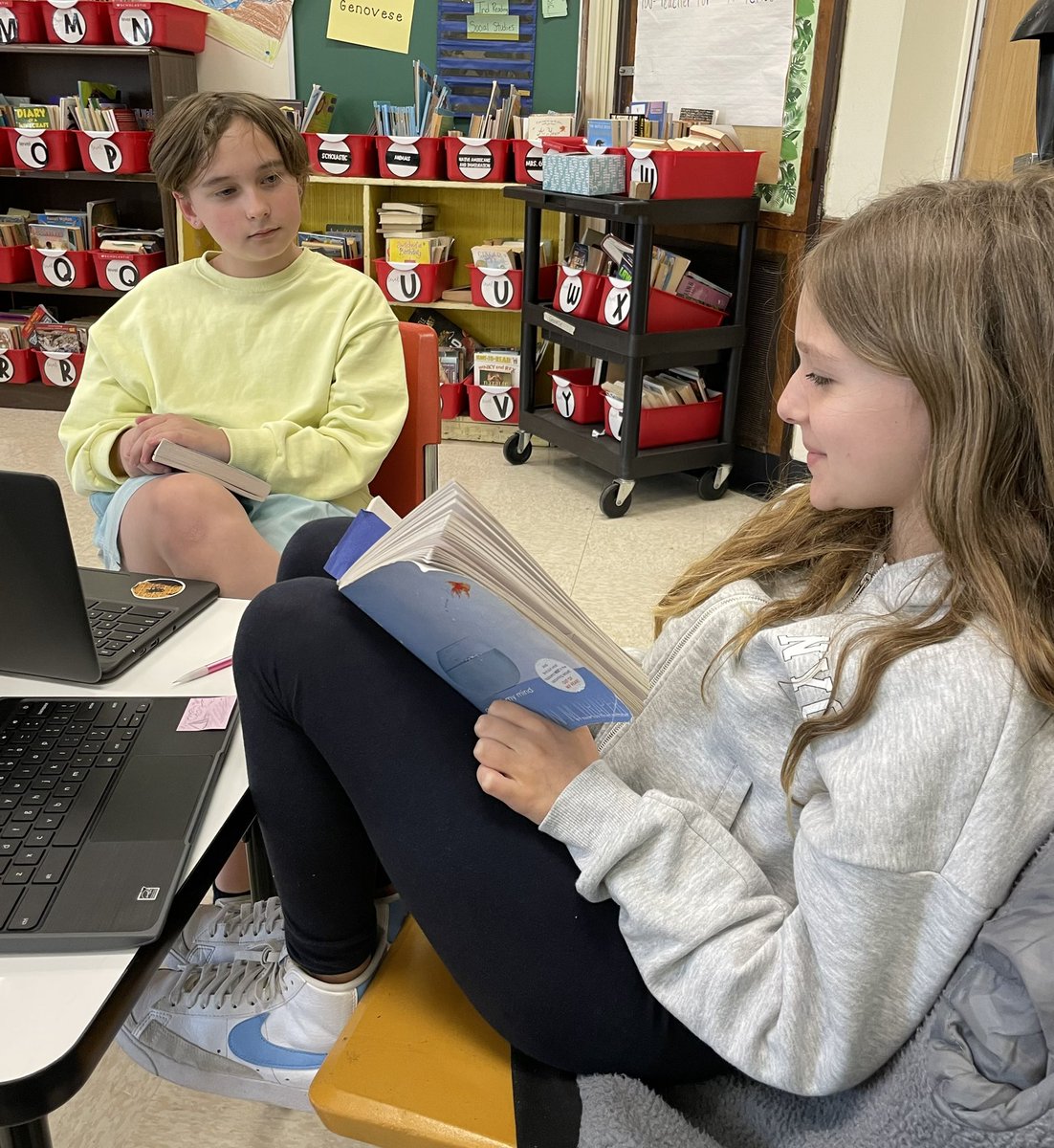 AmandaBetz6's tweet photo. We love interpretation book clubs!📚Check out how students take on different leadership roles, such as discussion director! #lbreads @Jennifer_LynnP @MsMcGovernLB @LorraineRadice1 @RomanelliPaul @LBSchoolsNY https://t.co/H1P90yR8NZ