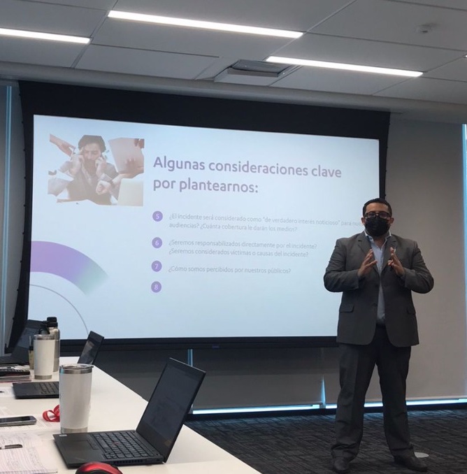 ComCorpCA's tweet photo. Nuestro líder de Reputation, @cloboprotti culminando el ciclo de capacitaciones en comunicación con clientes en Panamá.
 #SomosCCK https://t.co/hg8rt0WQQn