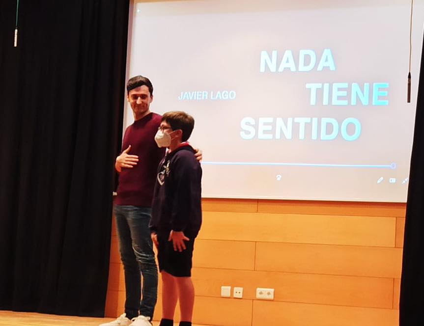Hoy tuvimos el honor de recibir a @javierlagomusic  en cole quién charló con los alumnos y nos presentó su videoclip "Nada tiene sentido" en el que participa Alejandro P, alumno de 5º de Ed. Primaria.