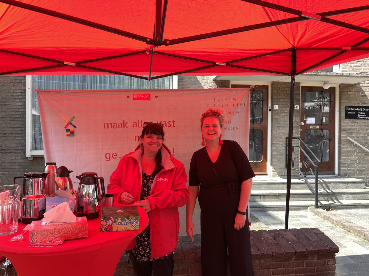 PvdABrunssum's tweet photo. 🏗 Bouwen aan een nog mooier Brunssum op een zonovergoten dag 🌞 met heel mensen in @Gem_Brunssum op de Oranjebraderie…. Topdag! 🌹 https://t.co/kVBoAThh7F