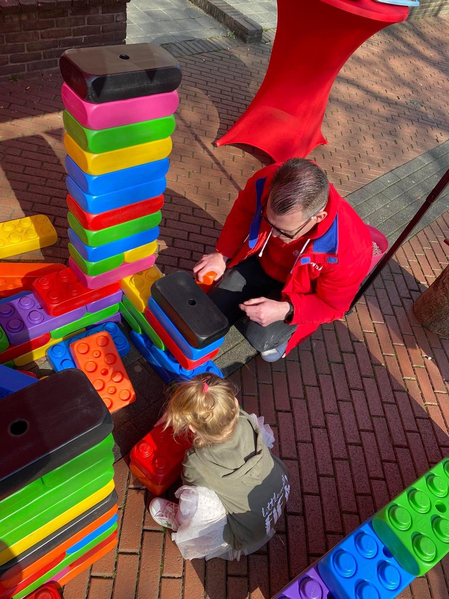 PvdABrunssum's tweet photo. 🏗 Bouwen aan een nog mooier Brunssum op een zonovergoten dag 🌞 met heel mensen in @Gem_Brunssum op de Oranjebraderie…. Topdag! 🌹 https://t.co/kVBoAThh7F