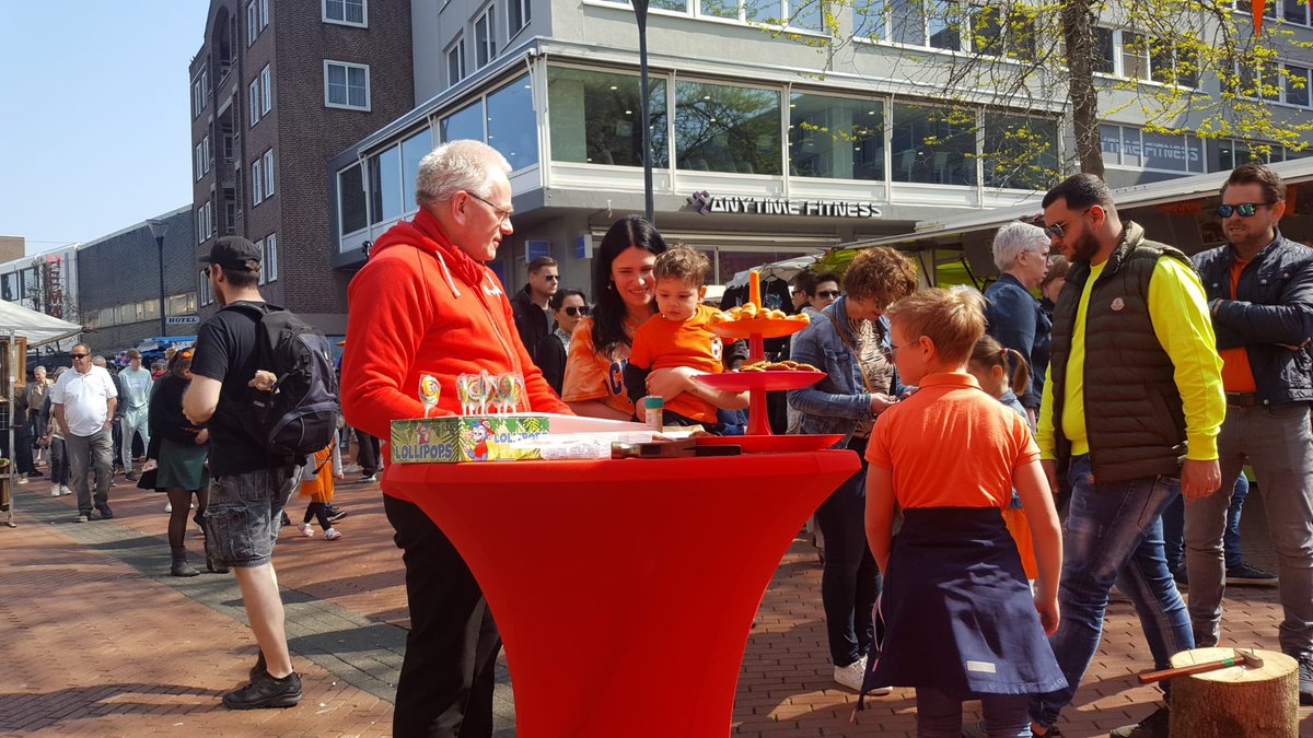 PvdABrunssum's tweet photo. 🏗 Bouwen aan een nog mooier Brunssum op een zonovergoten dag 🌞 met heel mensen in @Gem_Brunssum op de Oranjebraderie…. Topdag! 🌹 https://t.co/kVBoAThh7F