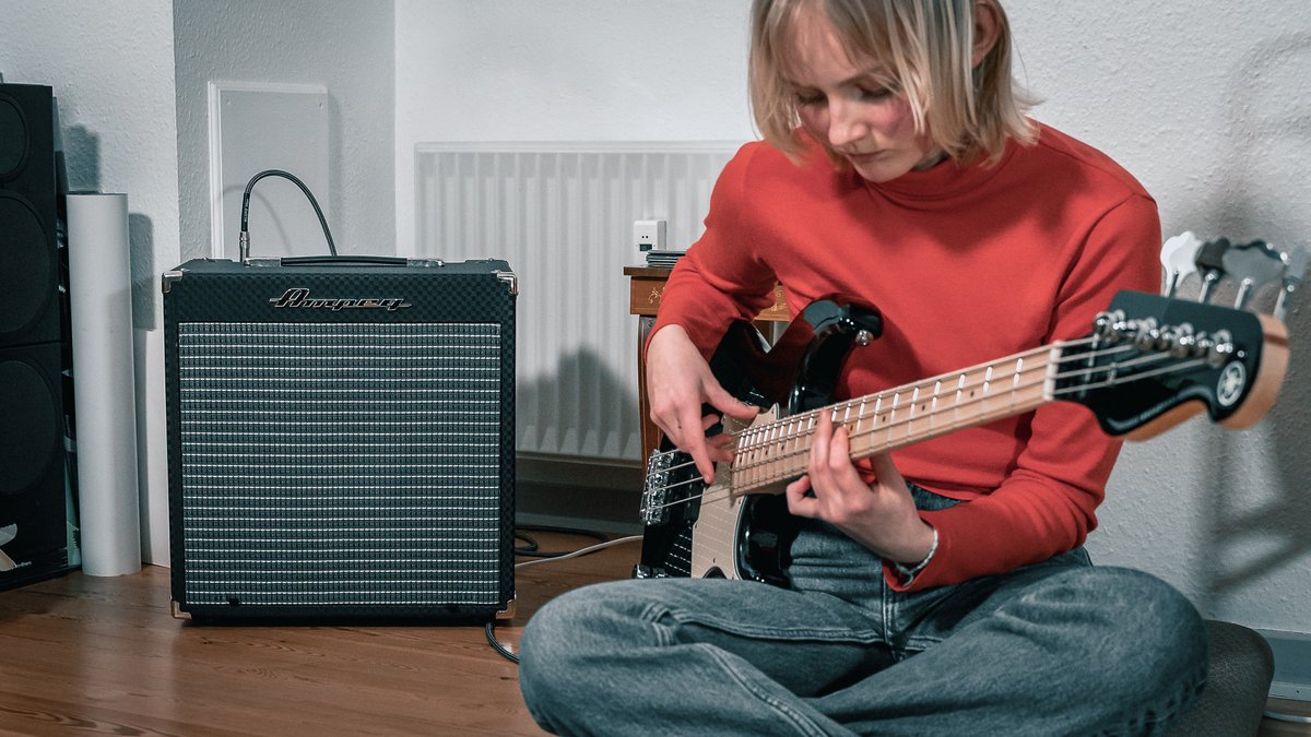 #Ampeg #RocketBass combo amps were designed to be ideal for both practice and performance, as well as for beginners seeking a first amp that they won’t immediately outgrow. Learn more: ampeg.com/rocket-bass/in…