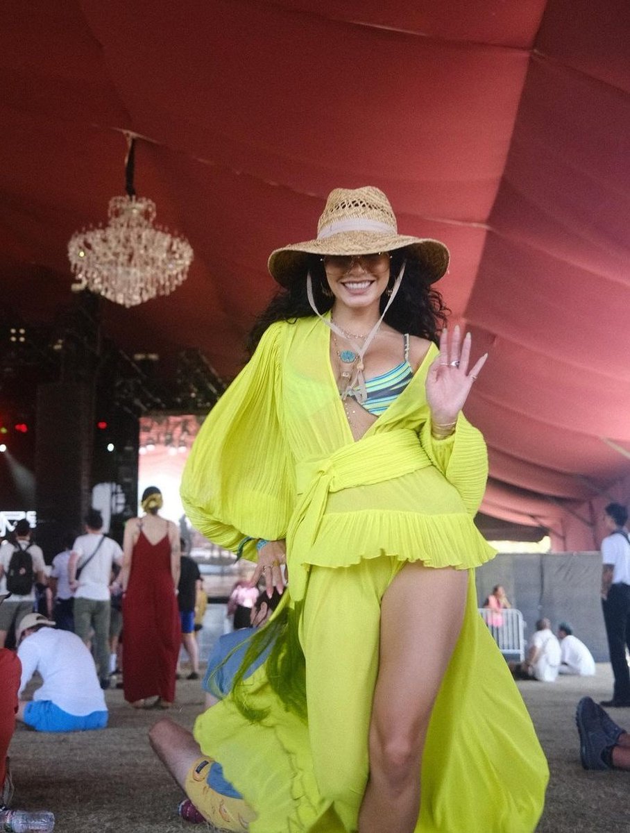 _booblord's tweet photo. @VanessaHudgens at Coachella 10 YEARS APART, talk about a glow up.  she my festival crush https://t.co/R3XFWFB9Wd