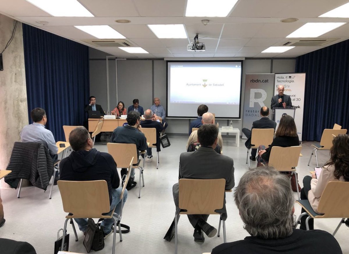 OlGamezVera's tweet photo. Avui, dins de la #MWeek2022, parlem de Smart City, Utopia o distopia? Gràcies @restarting_bdn per sumar-vos a la organització de la Mobile amb aquest acte tan interessant #badalona @BCIN95 https://t.co/90enqPJK6d