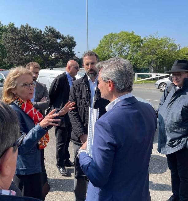 Arcep's tweet photo. 🗣️Ce matin, @lauredlr accompagnée de François Lions, membre du collège de l'@Arcep, était à @neuilly_marne : à l’écoute des élus et des habitants sur les problèmes liés au déploiement de la #fibreoptique, les pannes à répétition, et leurs attentes de connectivité #FttH #QoSfixe https://t.co/Xw14izuJX9