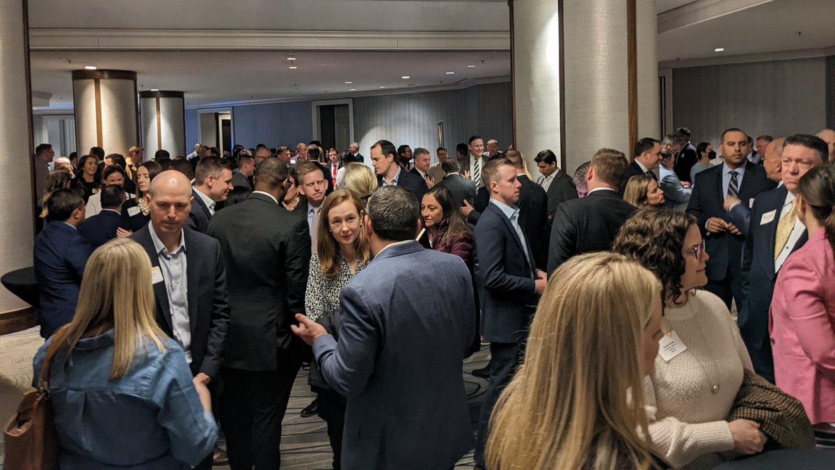 ExecClubChicago's tweet photo. So excited to kick off today's program and discuss the future of the economy with everyone! #ExecClub #WhereTheFutureMeets https://t.co/FInPWj8vnA