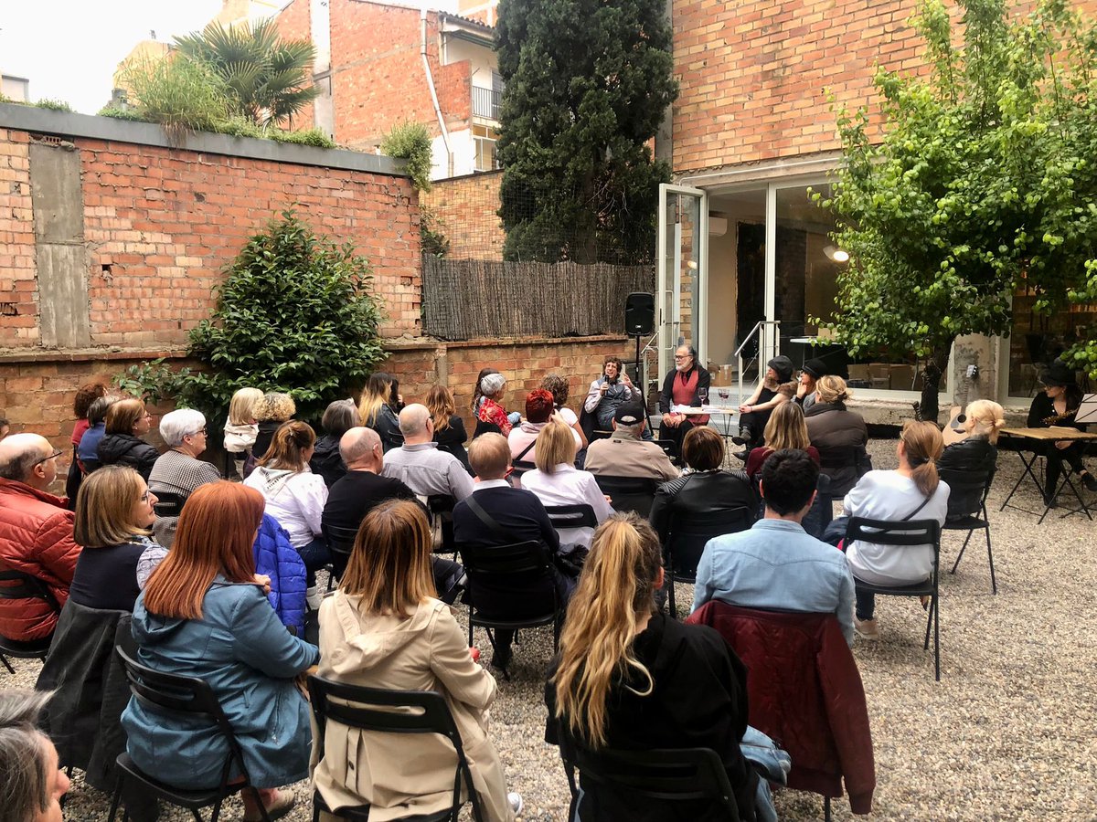 El Centre de Formació d’Adults Victorina Vila ha dut la poesia de #Verlaine als seus alumnes.

Amat Baró, Jaume Belló i Ares Martínez han convertit el pati de <a href="/LaFatal_/">La Fatal</a> en un cafè de París.