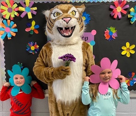 d50wildcats's tweet photo. Let Your Love of Reading Bloom!  Join us for the Scholastic Book Fair AND Animal Review on Tuesday, May 3rd, 5:30-7:30 p.m.! https://t.co/LlwbZ7ztMZ