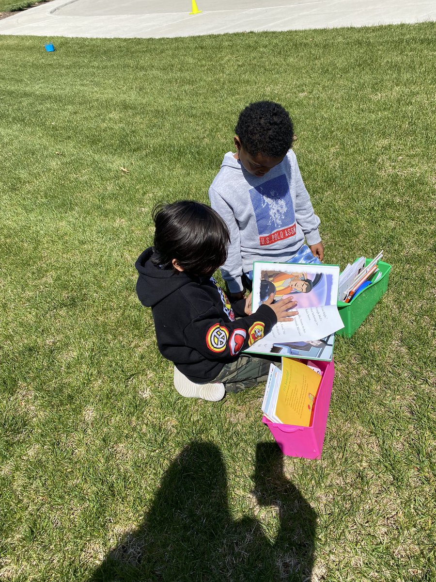 MsGreenwood5861's tweet photo. Yesterday was bubbles and budding reading today is chalk! #isdfirst #isdstrong https://t.co/1NqRypxood