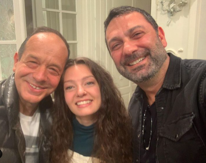 OgaeGreece's tweet photo. Nice smiles, such promising! 😉 Good luck Amanda & Fokas! ❤️🇬🇷
👉https://t.co/K7zraiTCBs
#Eurovision #Eurovision2022 #ESC2022 #Amanda #Greece #DieTogether #rehearsals #Fokas #Turin2022 #OGAEGreece https://t.co/YylvKy2GPO