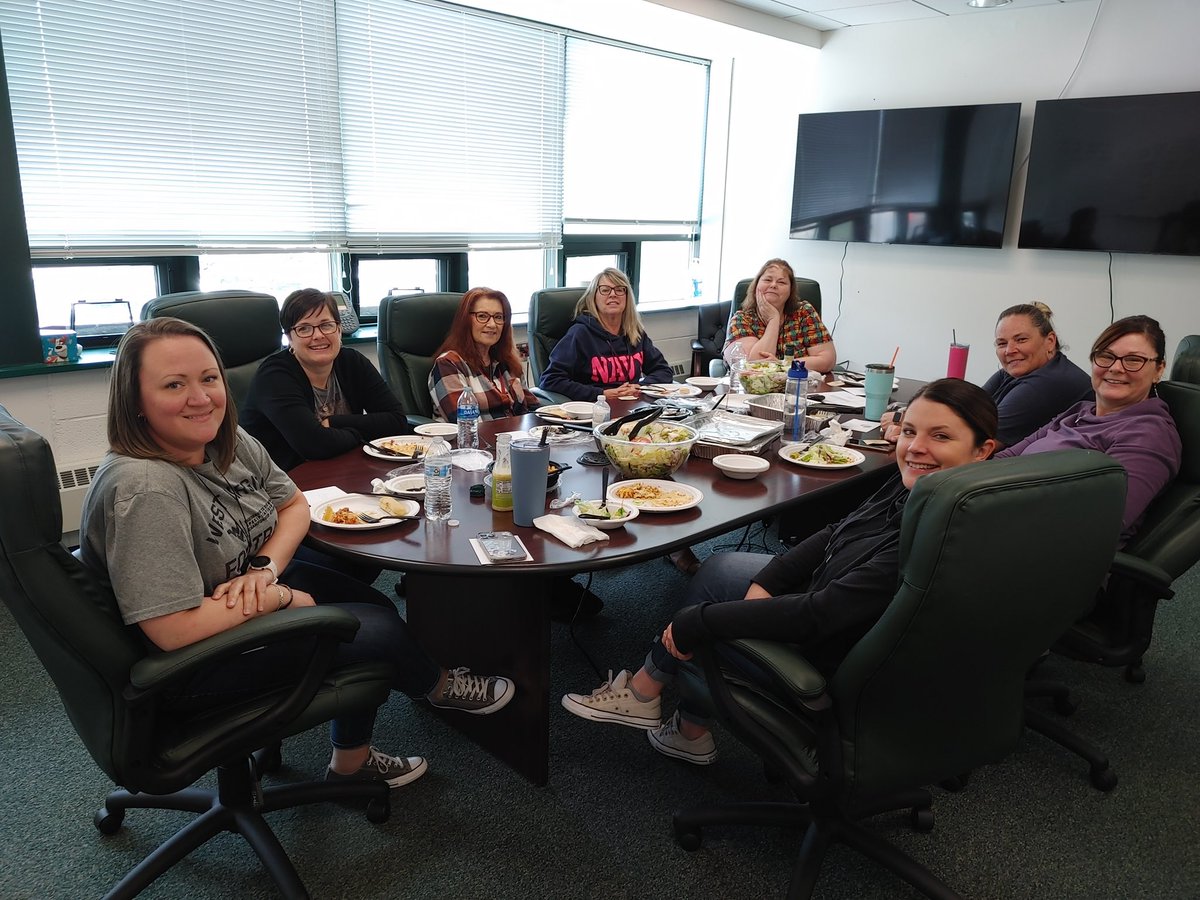 RebelsSHHS's tweet photo. Today is Administrative Assistant's Day!🥳Thank you so much to this group of ladies! They are TRULY the back bone of our school!! This is the first time they've ALL had lunch together EVER!! Thanks to admin for getting @olivegarden &amp; Ts that stepped up to cover for them for this! https://t.co/xngCjkBjKb