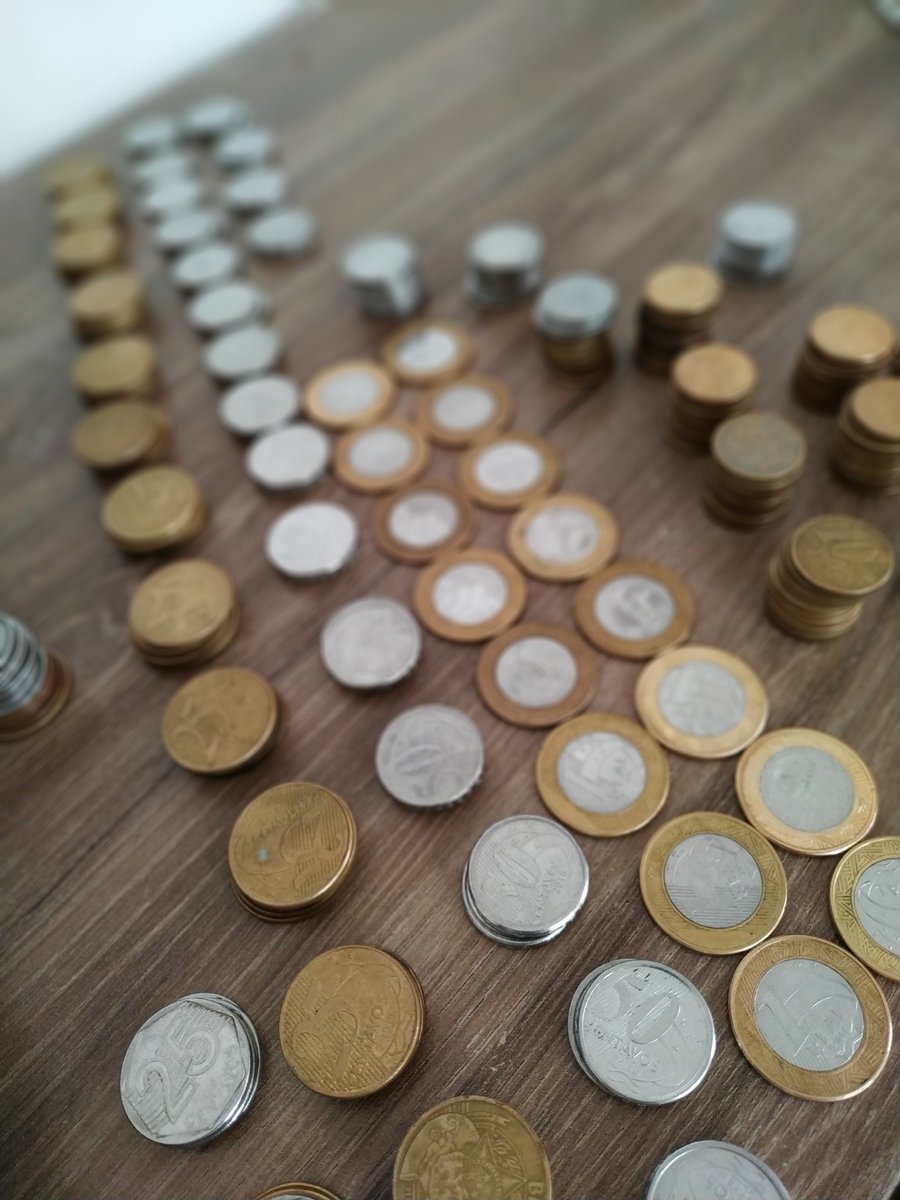 Revirando umas coisas na casa do meu avô, achei um monte dessas coisas redondas com rostos e números.

Alguém sabe me dizer o que é?

Parecem ser de algum jogo de tabuleiro beeeeem antigo.