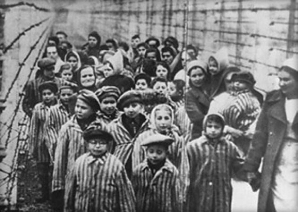 من بين الستة ملايين يهودي ضحايا المحرقة النازية، هناك قرابة مليون و200 ألف طفل.
الهولوكوست جريمة بشعة في…