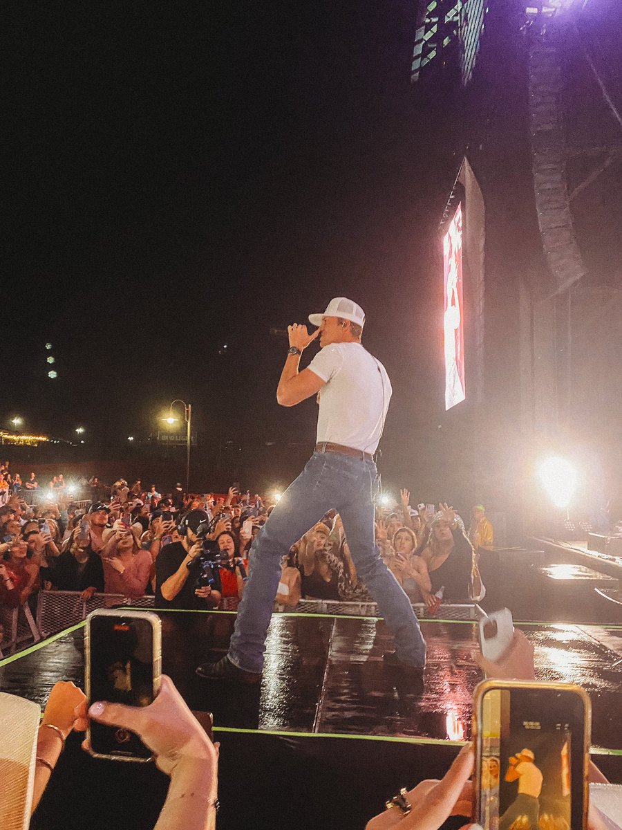 briannamcox's tweet photo. pov: you’re standing in the pouring rain to watch @ParkerMcCollum  ..worth it https://t.co/9Am2pZGwbk