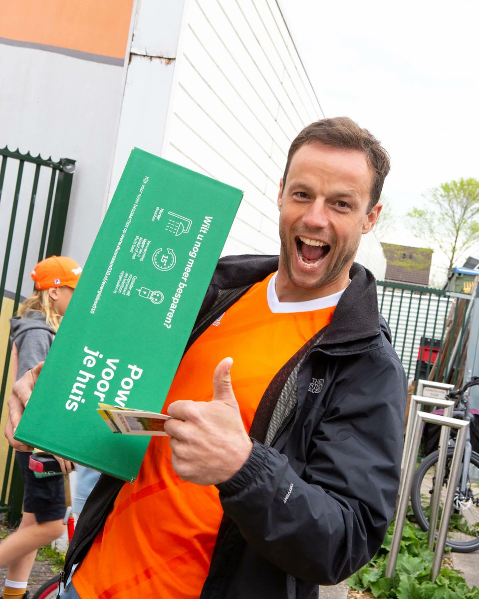 milieucentrum's tweet photo. Bewoners van #Zevenkamp en #Ommoord erg blij met hun @energieboxen010‼️ Vandaag (#Koningsdag 🤴) weer zo'n 1000 #energieboxen de 'tent' uit 🎪 in @Wollefoppengroe-n met #besparingstips van onze #milieucoaches 💡. Waar we nog meer komen ? Kijk op 📲 https://t.co/4F5dVzk79z 👈 https://t.co/R1QG0XgbXO