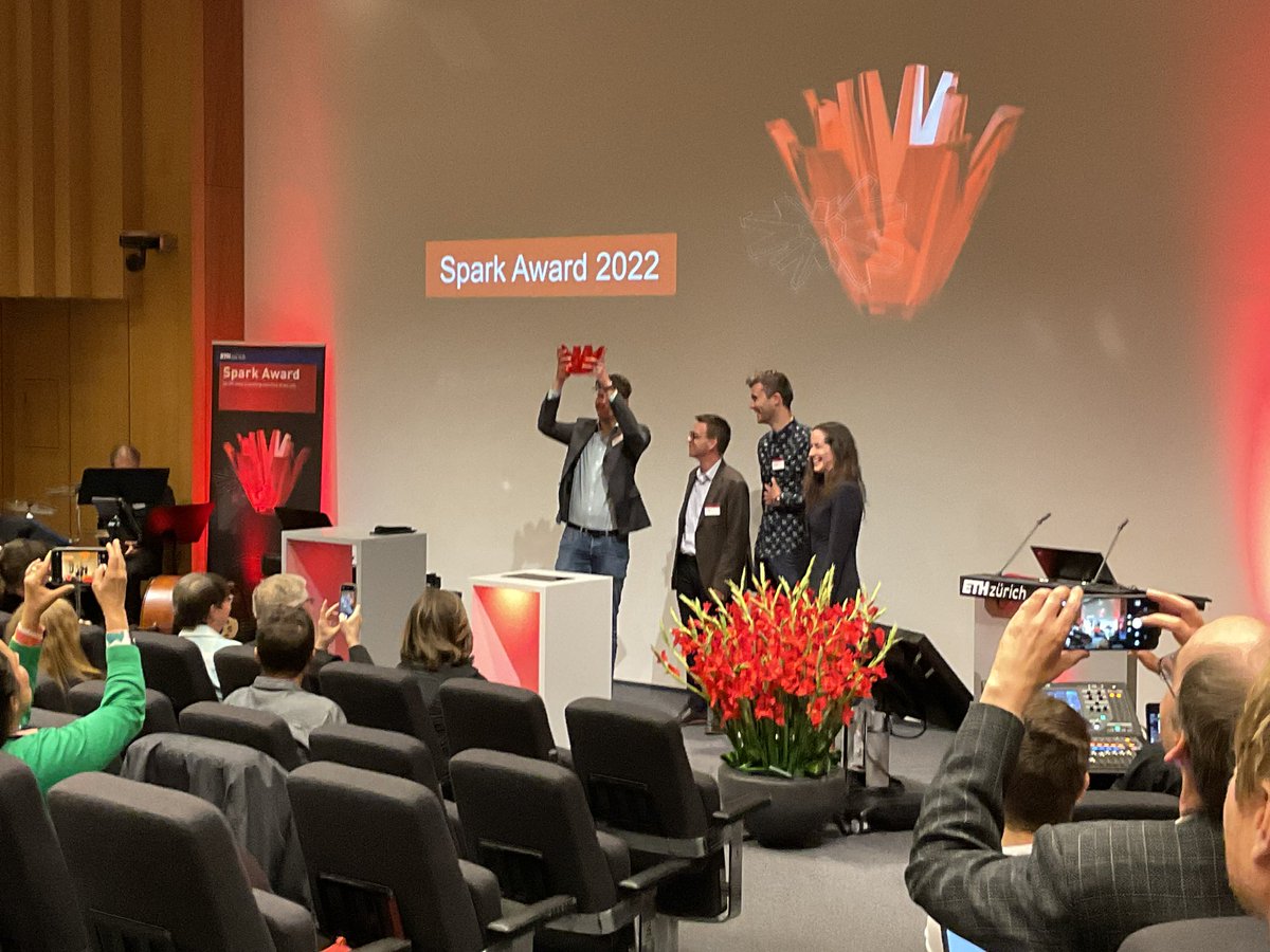 ETH_DCHAB's tweet photo. Vanessa Wood announces this year's #ETHSparkAward winner: Edgars Lakis, Jörn Piel & Daniel Richter (D-BIOL) with their project: Method for site-selective protein functionalization. Congratulations to the winners and all the finalists! #CHAB #MATL #INFK #MAVT https://t.co/RaK9CuntoT