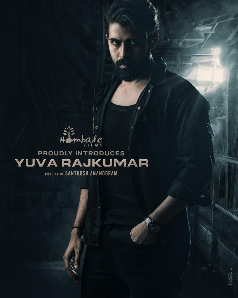 karthickrspress's tweet photo. The Legacy Continues....
#HombaleFilms proudly introduces Grandson of the matinee idol Dr. Rajkumar, #Yuvarajkumar, directed by @SanthoshAnand15, produced by
@VKiragandur.
@yuva_rajkumar @hombalefilms
#IntroducingYuvaRajKumar @proyuvraaj https://t.co/eepc6XEvtP