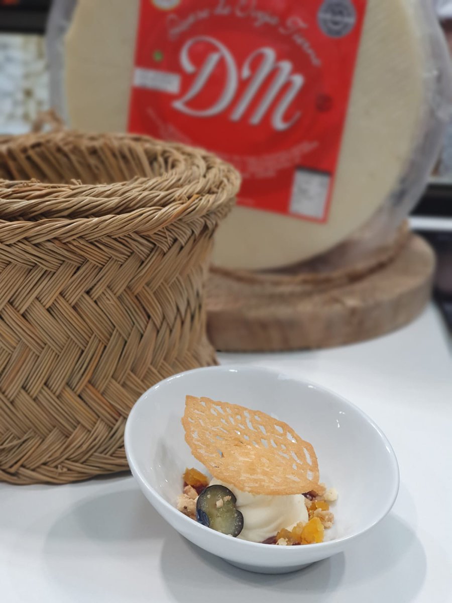tierradesabor's tweet photo. ¿Queso con uvas? Mejor queso con chocolate 🍇🍫: Crema de queso de oveja (@Ilbesa) y chocolate blanco, uvas estofadas y piñones. ¡Delicioso! 😋 https://t.co/JVTv1Yx5my