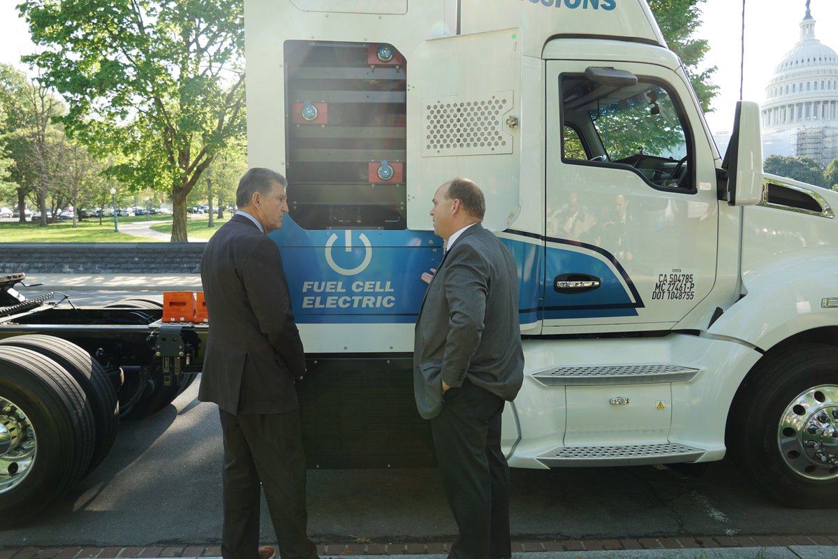 EnergyDems's tweet photo. Today, Chairman @Sen_JoeManchin viewed a next-gen hydrogen powered heavy duty truck equipped with @Toyota's cutting edge fuel cell electric system. By utilizing innovative clean hydrogen tech, the U.S. can be a leader in building out the clean transportation sector of the future. https://t.co/lIb725JsO5