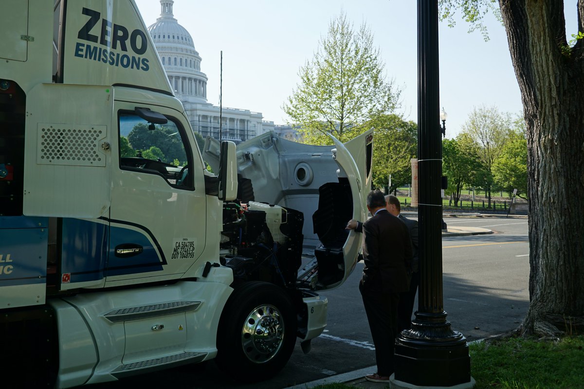 EnergyDems's tweet photo. Today, Chairman @Sen_JoeManchin viewed a next-gen hydrogen powered heavy duty truck equipped with @Toyota's cutting edge fuel cell electric system. By utilizing innovative clean hydrogen tech, the U.S. can be a leader in building out the clean transportation sector of the future. https://t.co/lIb725JsO5