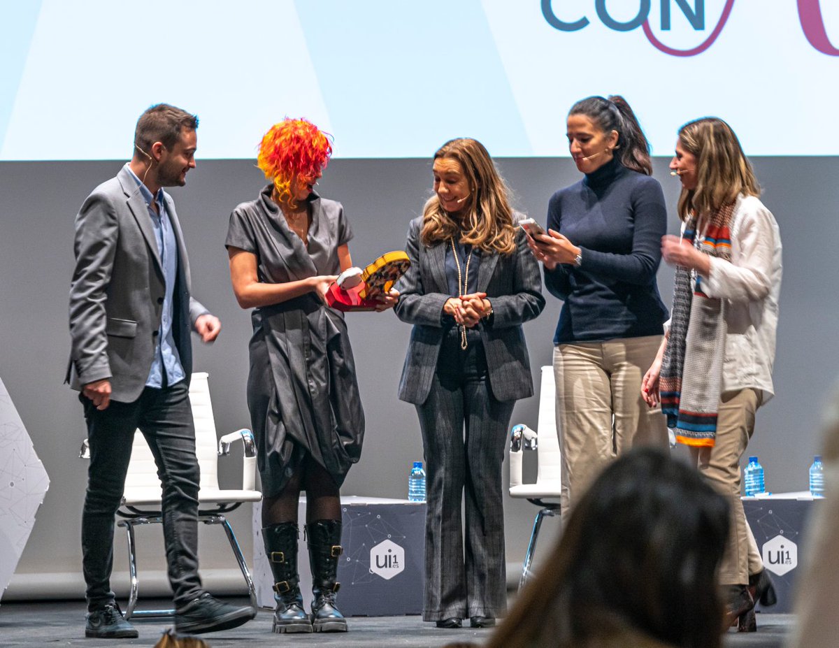 Para acabar, desde la Universidad hemos querido reconocer la labor de la plataforma <a href="/FemalestartupsL/">FemaleStartup_Leaders</a> entregando un bonito obsequio de <a href="/resistible_eco/">Resistible</a> a <a href="/SilviaRivela/">👩🏽‍🎤RiVELUS MɅXiMUS</a>.
🔗Lee aquí la noticia completa: ow.ly/PBQv50ITGW6