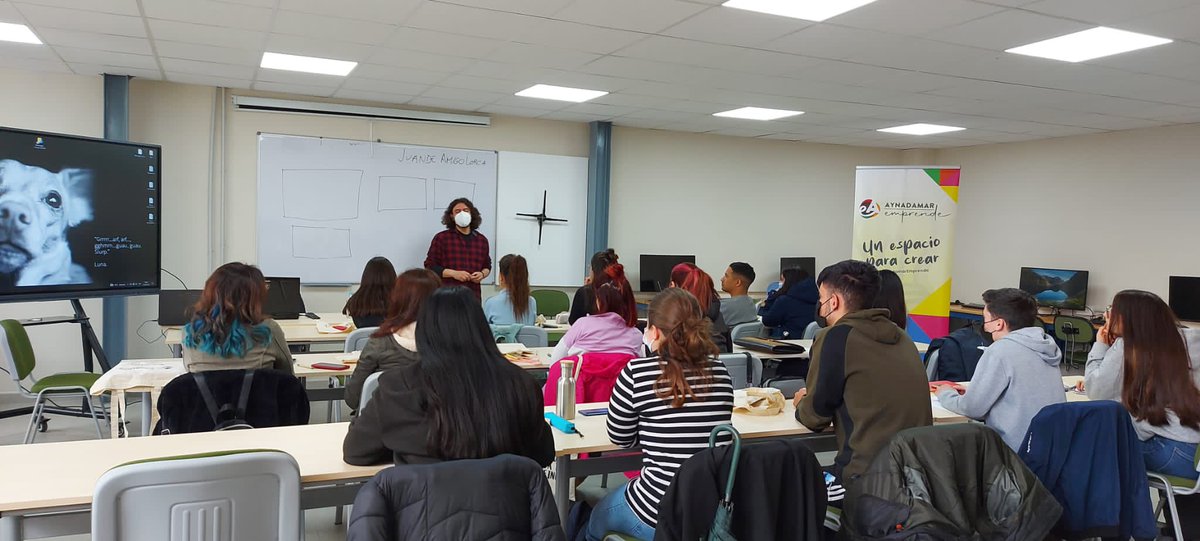 juanan_jafeber's tweet photo. Hoy teníamos Taller de Edición de Vídeo en @AynadamarE con Juande Amigo Lorca. Ha sido un lujo contar con él 🤗 https://t.co/hTitkaRDul