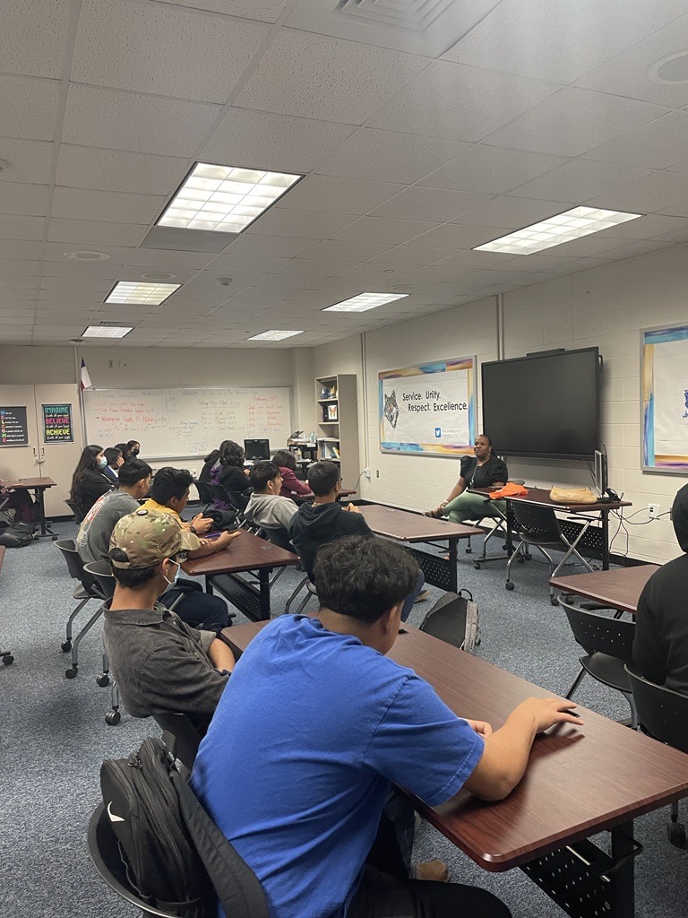 Chavez High school students learning about a career in fire service. @HISD_ROSES @HISD_ATMP @JasmineDocal @Joel_GarciaRuiz @caseyfireops @HFDCareers @HoustonFireDepartment @hfd_in_action @Studentslearingaboutfireservicecareers @cityofhoustoncareers @hfd @houston