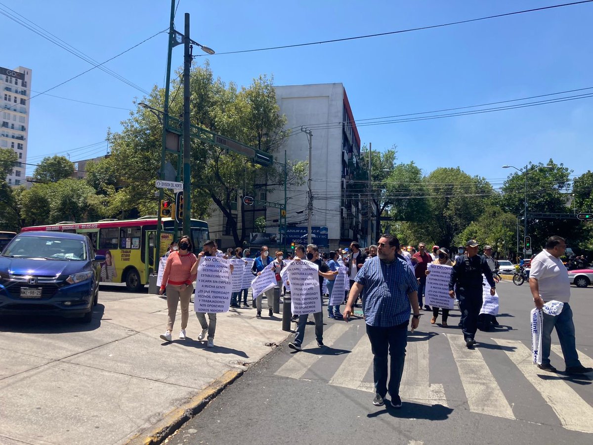 BicireporteraDF's tweet photo. División del Norte Cerrado. Se oponen a que se implemente #ciclovía porque las personas se van a quedar sin empleo 🤔

No existe un solo estudio que demuestre ese dicho, pero ellos lo afirman. 

#Manifestación https://t.co/JeCsHzOi6e