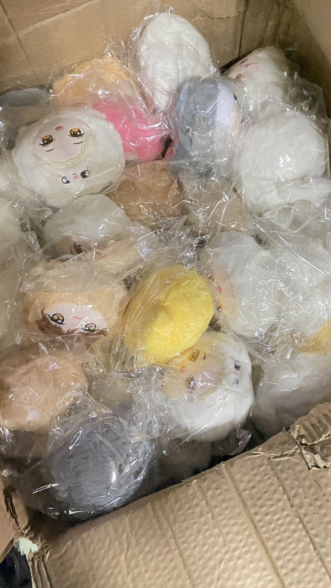 cutieu_200502_'s tweet photo. I'm very sorry, because I'm still a student, so I can only check and pack the goods when I get home at 10 pm on weekdays. I just found that the Lee know model was missing from the packaging, and I am asking the manufacturer again, sorry 😭😭😭 https://t.co/aFjjD2qxn0