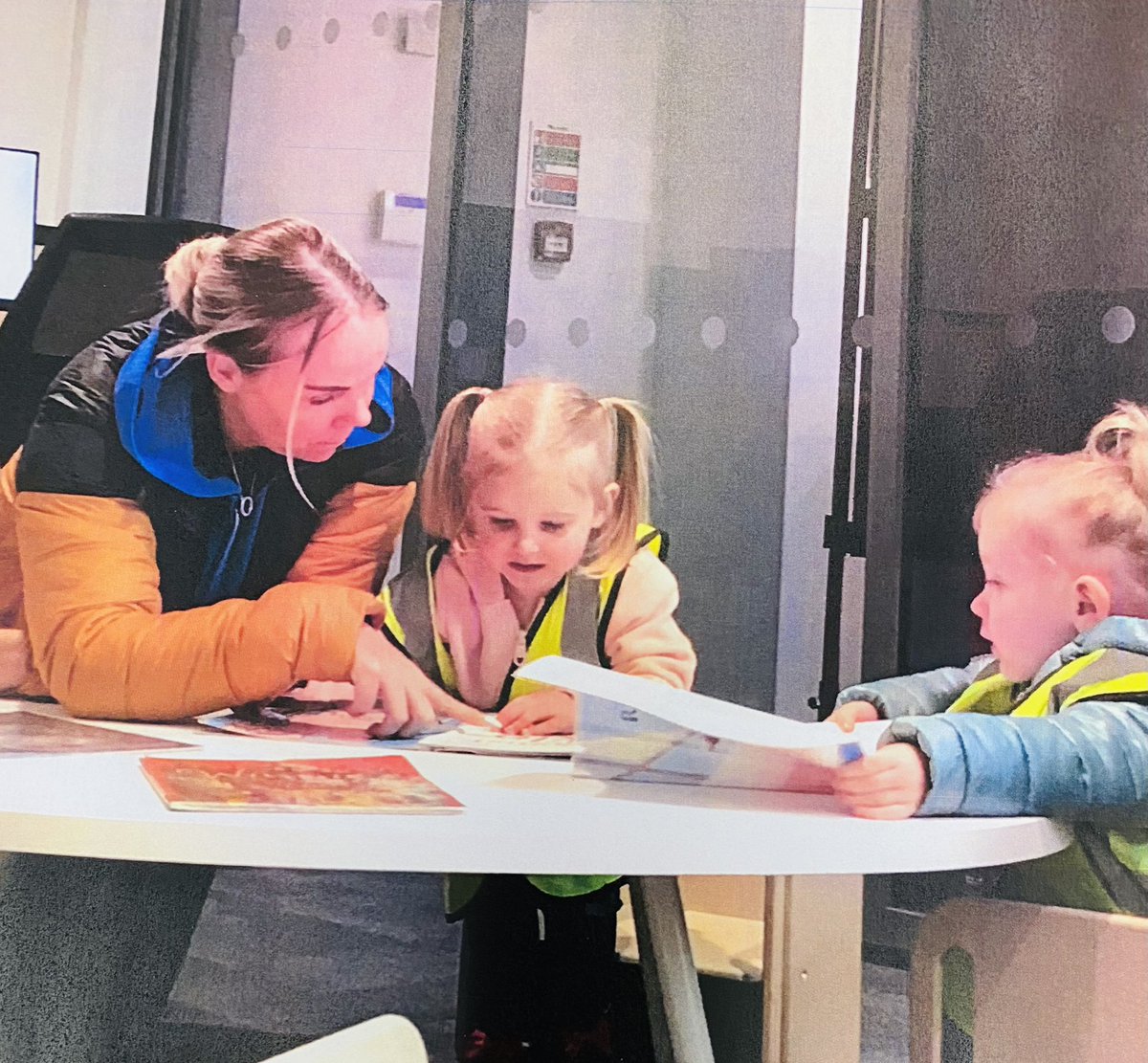 clockwork_aul's tweet image. We love books!! 📚📕📚📘This week we have been to visit Ashton library and met up with some of our families.. the children love exploring and reading 😍 #tameside #earlyyears #languageDevelopment