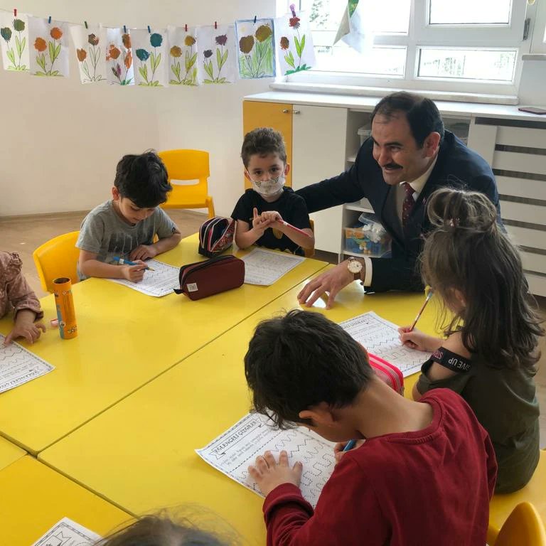 CanikMem's tweet photo. İlçe Milli Eğitim Müdürümüz Zahit Köseoğlu ve şube müdürümüz Akif Çırak bugün Vilayetler Hizmet Birliği Anaokulumuzu ziyaret ederek öğretmen ve öğrencilerimizle bir araya geldiler...
@zahit5599 @cirakakif @CanikVhba https://t.co/XNuN5q6BIh