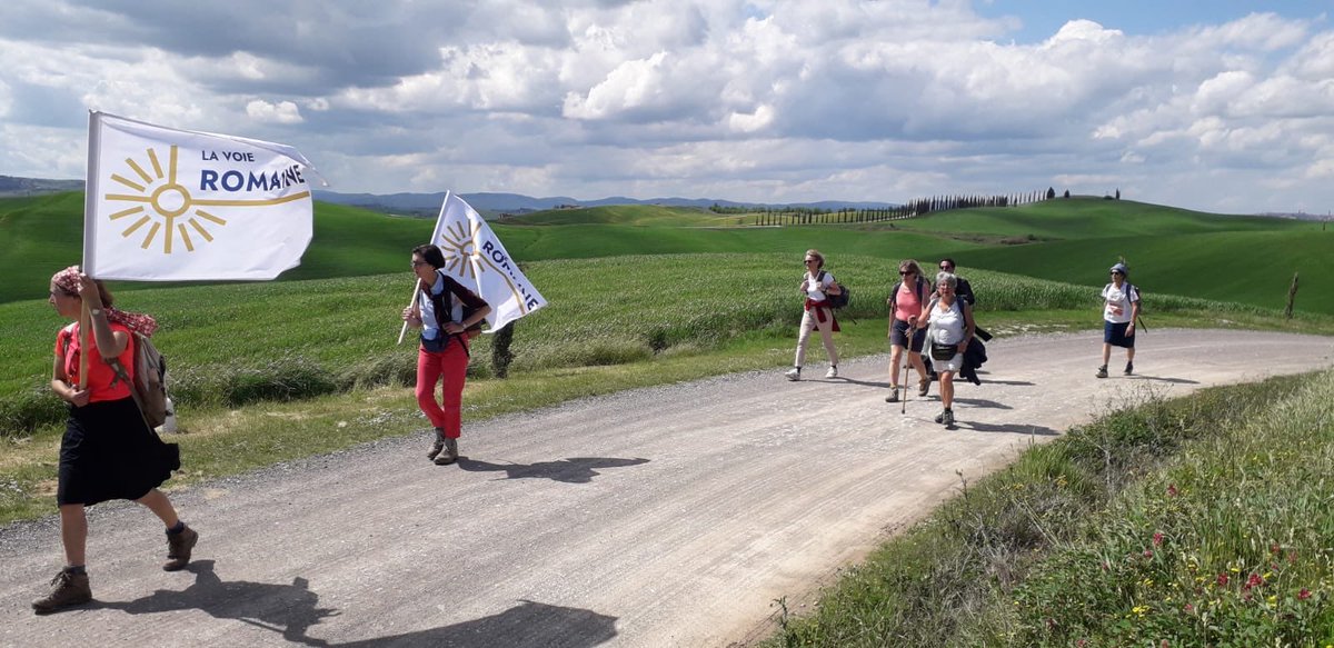 la_voie_romaine's tweet photo. Splendeur des paysages toscans propices à l’émerveillement 😍 et à la prière! 🙏 

Les mères de prêtres empruntent le chemin millénaire de la Via Francigena. 🚶‍♀️

#TraditionisCustodes #LVR2022 https://t.co/vALJ9vBBvh