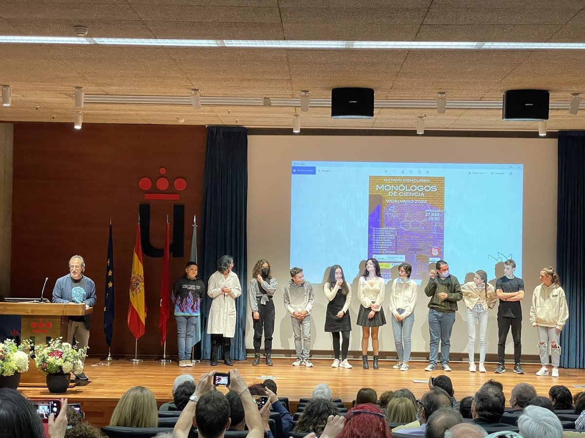 javirorigo's tweet photo. #monologosvical seguimos con el momento @juanchuprofe hace un homenaje a los monologuistas.!!! Un año más un ÉXITO @AliothAyC @URJCcientifica @BigVanCiencia @F https://t.co/OefPEHROYl
