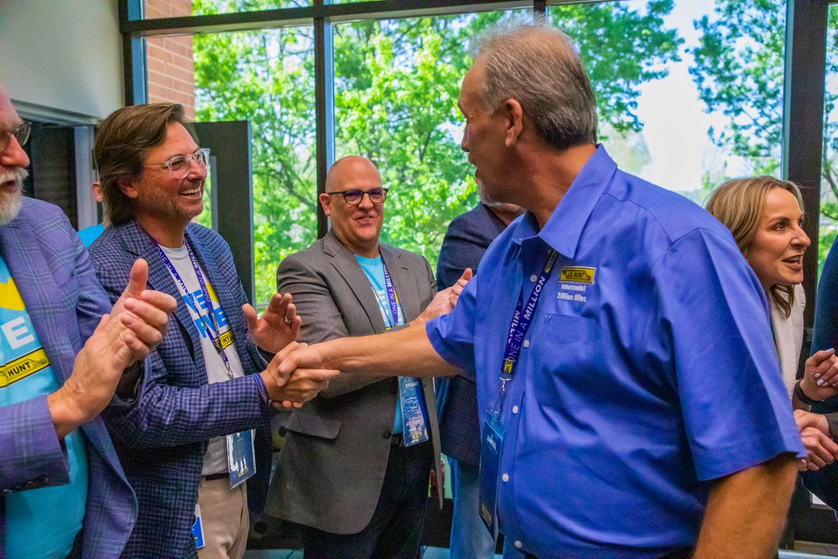 jbhunt360's tweet photo. Appreciation for our #MillionMile drivers comes from the top and runs through every member of the J.B. Hunt family. After drivers make their way through the crowd of cheering they’re met by our executive leadership team for the ultimate congratulations! #JBHMM #MM2022 https://t.co/0hVrXiGAdl