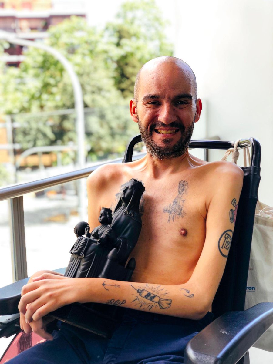 Hoy hace 3 años de esta foto.

Unos días después me pusieron una sonda gástrica para no morir deshidratado y desnutrido.

Estaba en los huevos.

Llegué a pesar unos 40kg.

Comer y beber se convirtió en un infierno.

Me ahogaba y no podía tragar.

La sonda me ha salvado la vida.