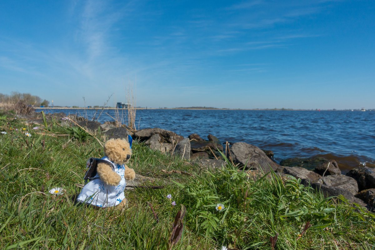 Relaxing by the water.💦