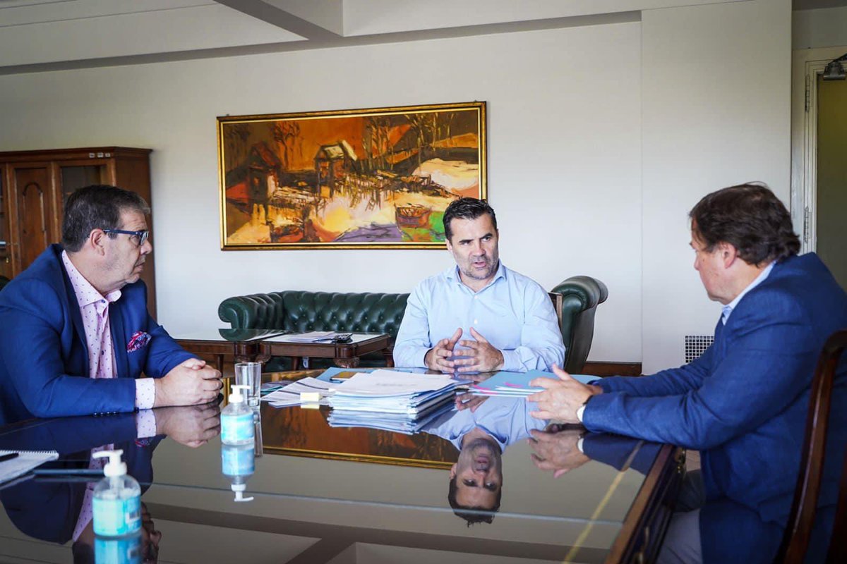 CASADEIADRIANOK's tweet photo. En búsqueda de una solución ante la problemática que hoy atraviesa Alcalis de la Patagonia -#ALPAT-, junto a @Weretilneck nos reunimos con el secretario de Energía de la Nación, @dariomartinezpj https://t.co/pYd1ZZsAFY
