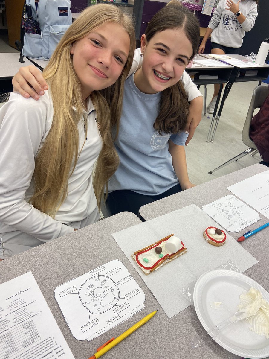HawksNhawks4's tweet photo. Edible Cells! One of my favorite ways to show the differences between plant and animal cells! @RRMSRoyalKnight #WeAreRoyal https://t.co/POdU64oSxj